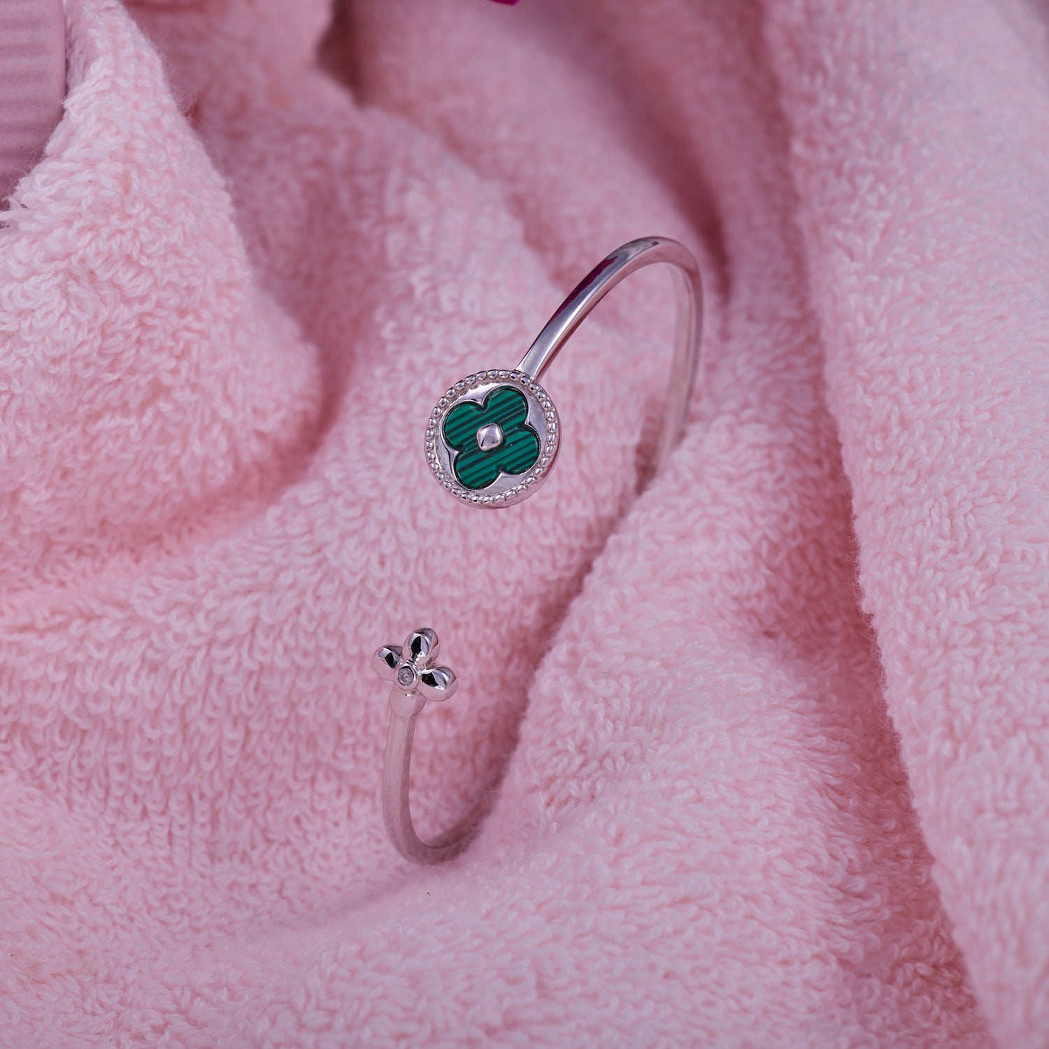 IRAFINE Green Clover Charm Kada – Modern Elegance