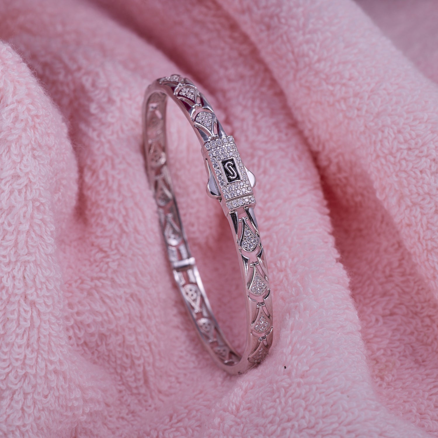 IRAFINE Signature Lattice Kada – Stone Elegance