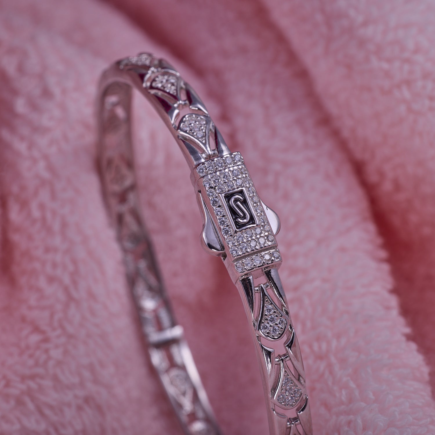 IRAFINE Signature Lattice Kada – Stone Elegance