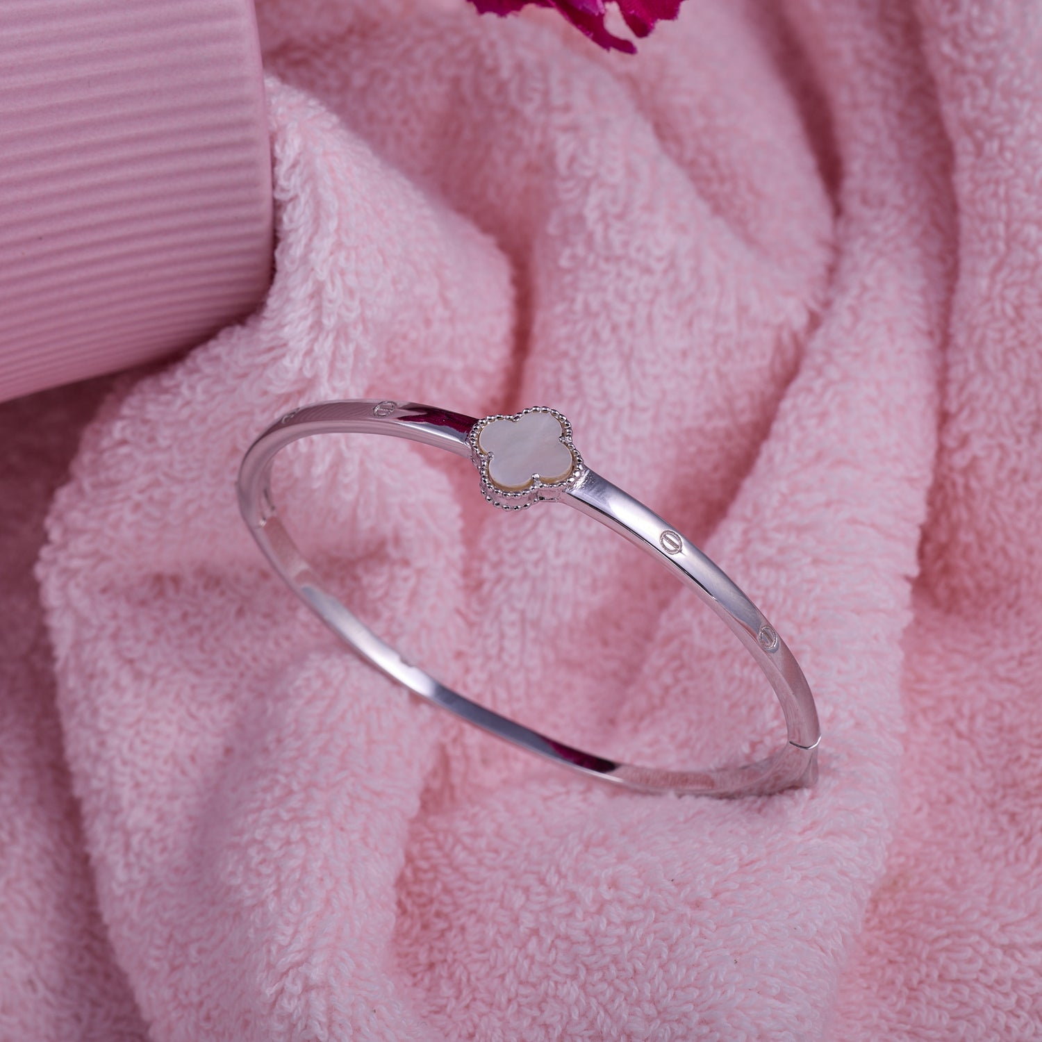 IRAFINE Sleek White Clover Kada – Timeless Elegance