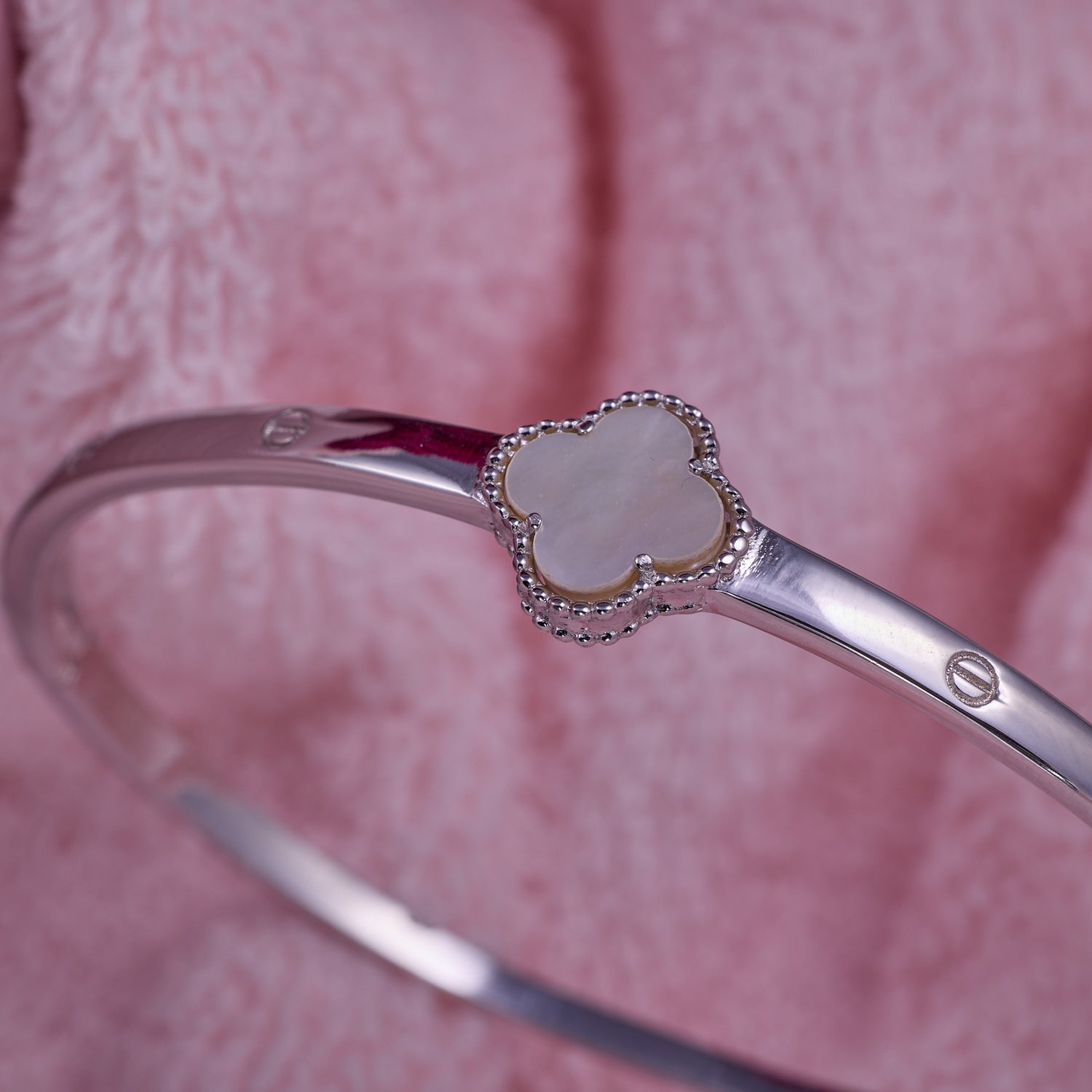 IRAFINE Sleek White Clover Kada – Timeless Elegance