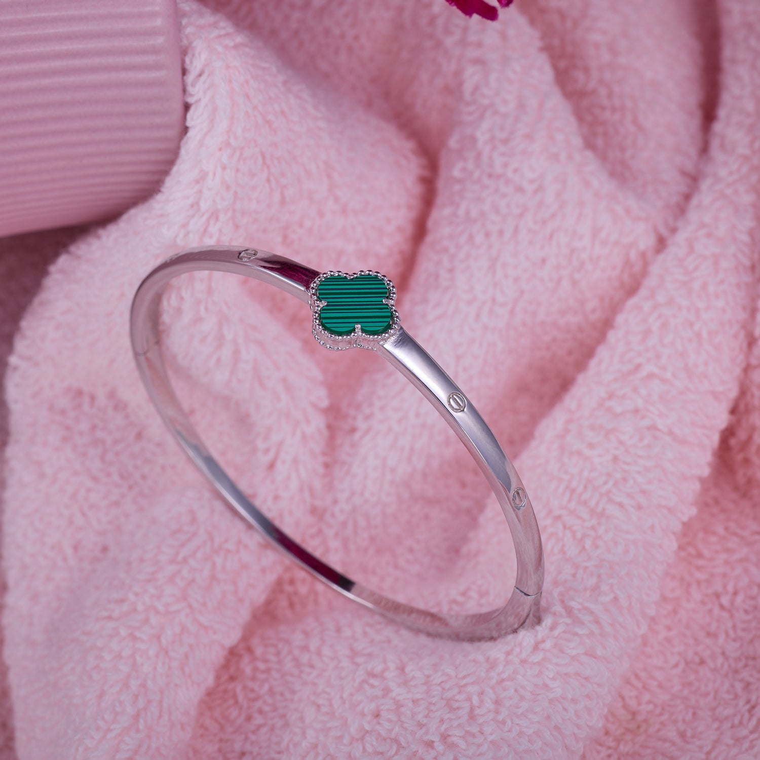 IRAFINE Sleek Green Clover Kada – Modern Charm