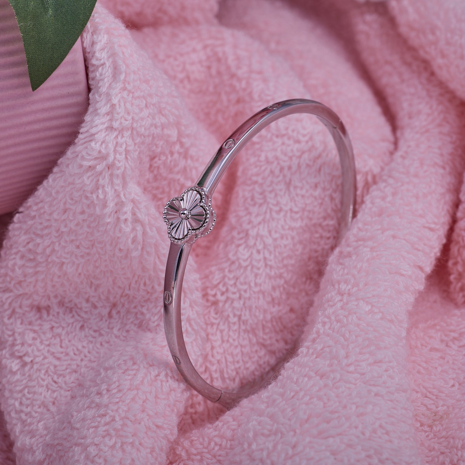 IRAFINE Sleek Silver Floral Clover Kada – Radiant Grace